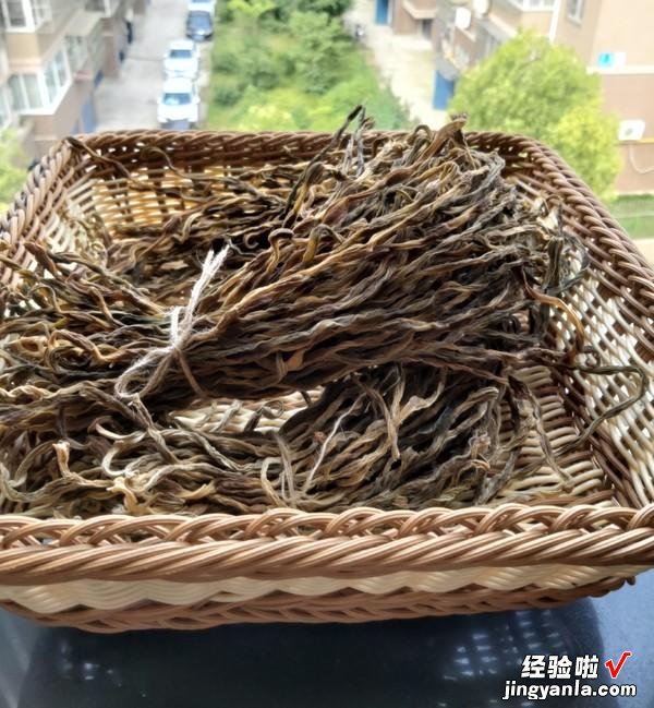 夏天吃不完的豆角,奶奶教我这样保存,一年不变质,冬天炖肉很香