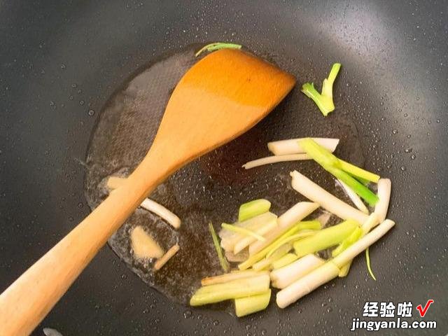 葱爆羊肉，先炒大葱还是先炒羊肉？教你一招，羊肉滑嫩、鲜香不膻