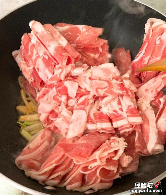 葱爆羊肉，先炒大葱还是先炒羊肉？教你一招，羊肉滑嫩、鲜香不膻