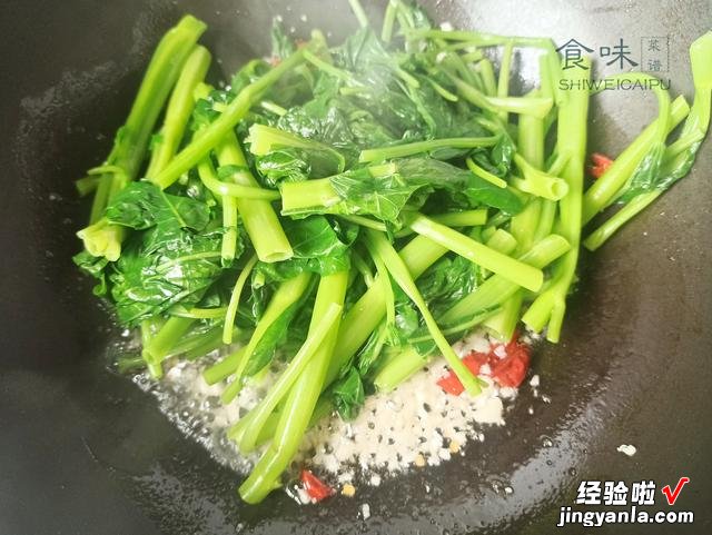 炒空心菜，最忌直接下锅，大厨教你一招，脆爽不发黑，又香又入味