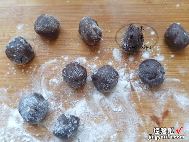 它是天然的滋补食品,人人吃得起,给孩子做成零食,软糯香甜解馋