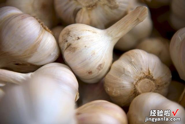 如何去掉嘴里的大蒜味？牢记这“三宝”，家家都有，比口香糖管用