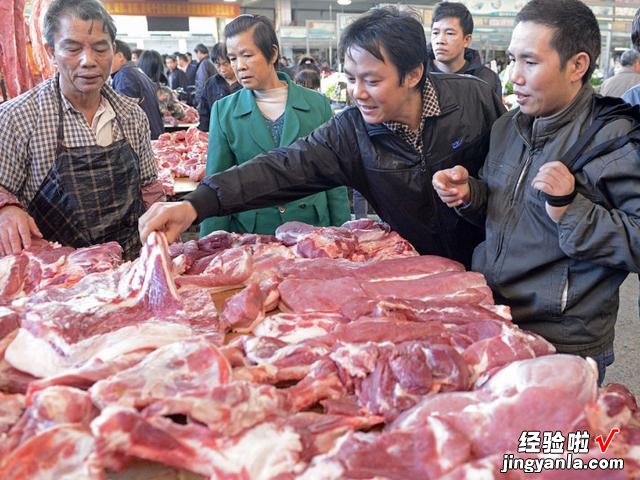 去菜市场买肉做肉馅时，为什么要先绞碎才过秤，是诚信还是猫腻？