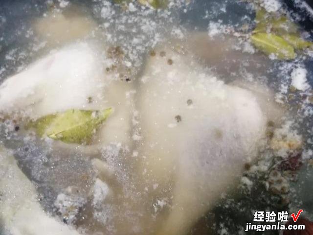 教你盐水鸭腿的家庭做法，肥而不腻，皮白肉嫩，卤菜店老板气坏了