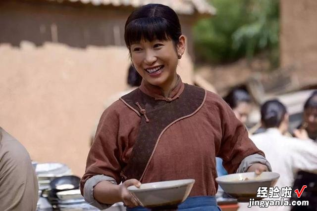 因为一部剧,爱上一款美食,张嘉译这组镜头,让全国认识了油泼面