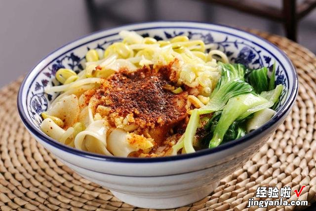 因为一部剧,爱上一款美食,张嘉译这组镜头,让全国认识了油泼面