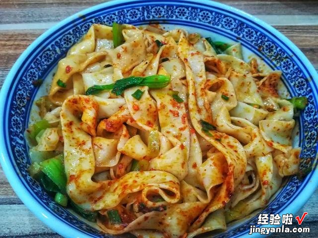 因为一部剧,爱上一款美食,张嘉译这组镜头,让全国认识了油泼面