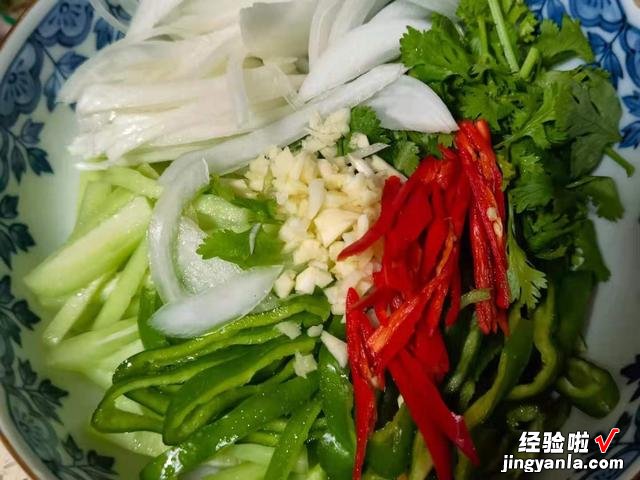 年夜饭必备的6道凉拌菜，爽脆开胃，清凉又解腻，家人夸你厨艺好