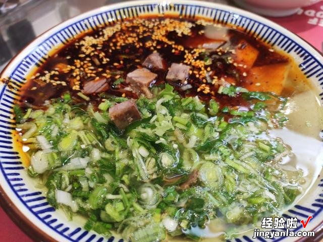 兰州人的早餐，离不开一碗牛肉面，大碗加肉才卖22元，都消费得起