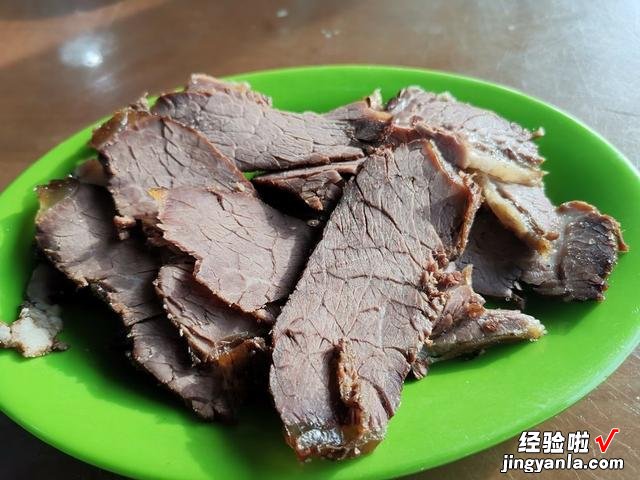 兰州人的早餐，离不开一碗牛肉面，大碗加肉才卖22元，都消费得起