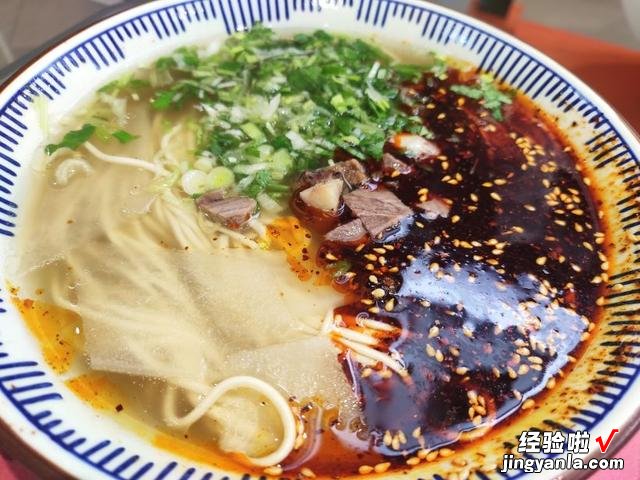 兰州人的早餐，离不开一碗牛肉面，大碗加肉才卖22元，都消费得起