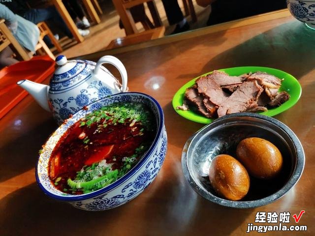 兰州人的早餐，离不开一碗牛肉面，大碗加肉才卖22元，都消费得起