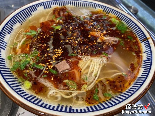 兰州人的早餐，离不开一碗牛肉面，大碗加肉才卖22元，都消费得起