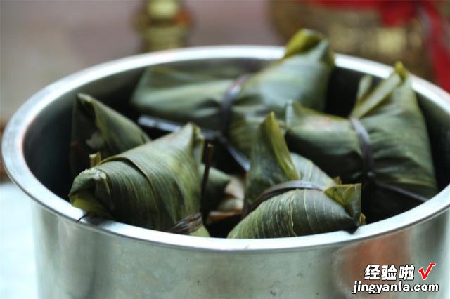 北方人能接受肉粽吗？因为年轻，一口肉粽蘸酱油，成为了我的噩梦