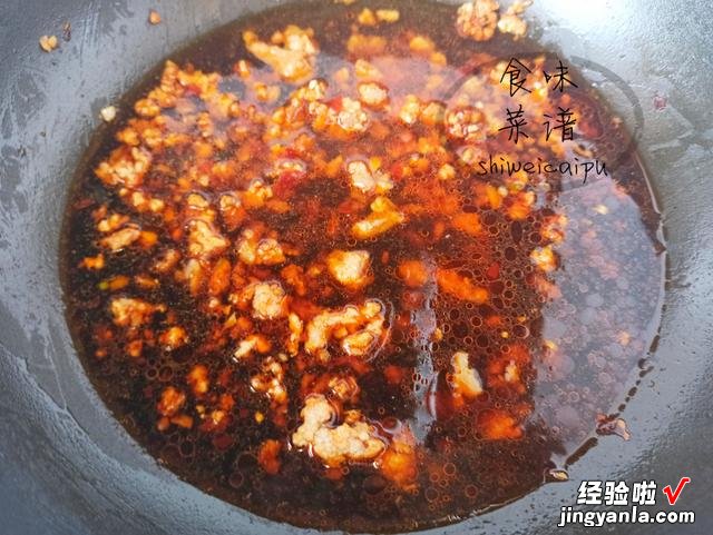 豆腐别再炖着吃了，加一把蒜薹，营养美味又解馋，比吃红烧肉还香