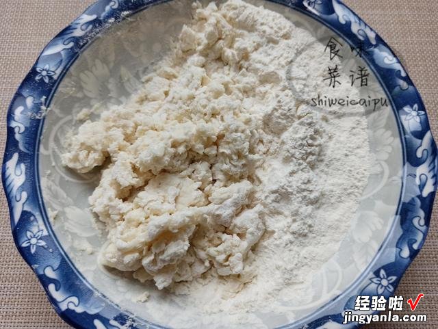 馅饼怎样做才又软又薄？原来和面有讲究，皮薄馅大，放凉了也不硬