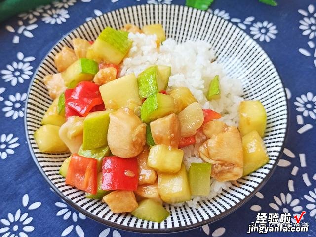 炒鸡胸肉时，先别着急下锅，只需多加一步，肉质不柴，滑嫩没腥味