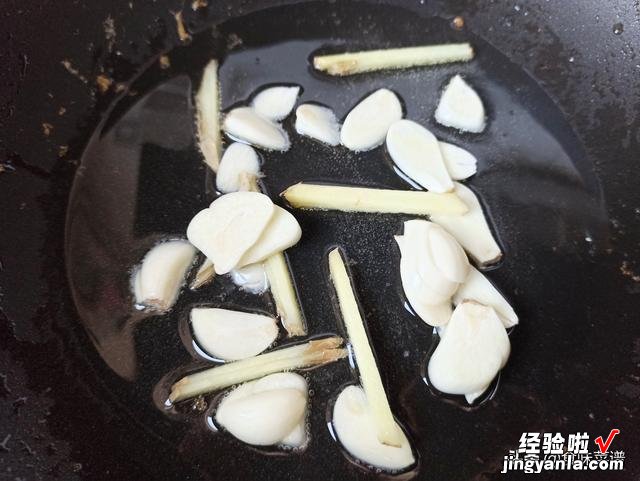 炒鸡胸肉时，先别着急下锅，只需多加一步，肉质不柴，滑嫩没腥味