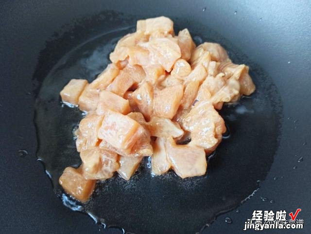 炒鸡胸肉时，先别着急下锅，只需多加一步，肉质不柴，滑嫩没腥味