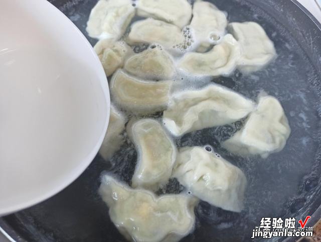 西葫芦水饺好吃有窍门，调馅是关键，多加一点它，味道鲜美又好吃