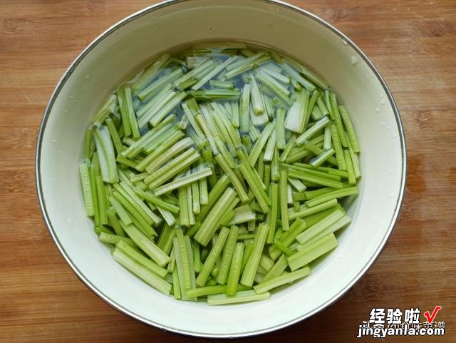 炒芹菜时要焯水吗？还是直接炒？很多人都做错了，难怪芹菜不好吃