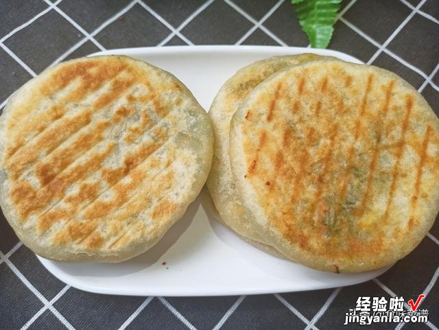 这才是馅饼的传统做法，不用揉面，出锅色泽金黄，外酥里软又解馋