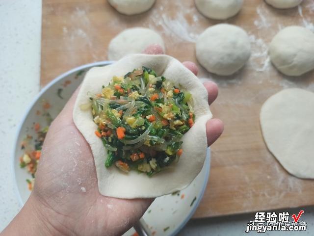 这才是馅饼的传统做法，不用揉面，出锅色泽金黄，外酥里软又解馋