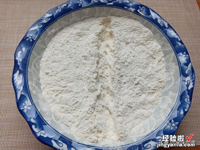 这才是馅饼的传统做法，不用揉面，出锅色泽金黄，外酥里软又解馋