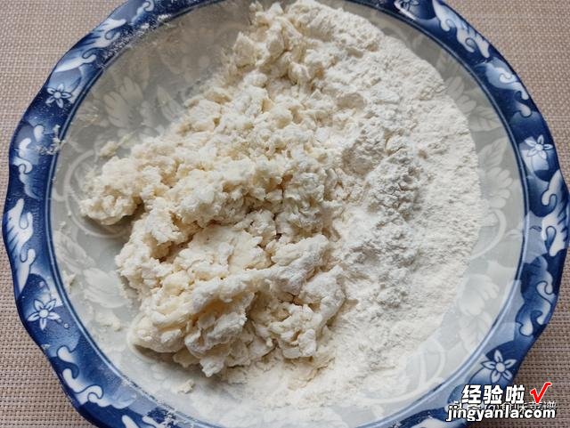 这才是馅饼的传统做法，不用揉面，出锅色泽金黄，外酥里软又解馋