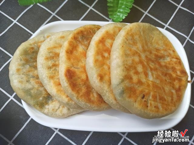 这才是馅饼的传统做法，不用揉面，出锅色泽金黄，外酥里软又解馋