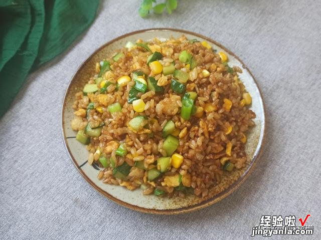 蛋炒饭，先炒蛋还是先炒饭？教你正确做法，颗粒分明，色香味俱全