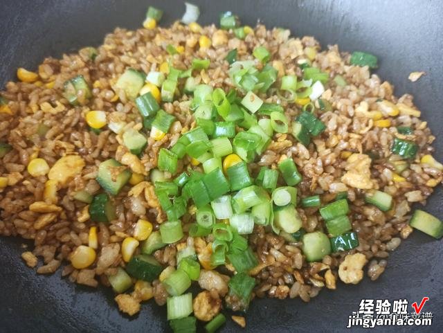 蛋炒饭，先炒蛋还是先炒饭？教你正确做法，颗粒分明，色香味俱全