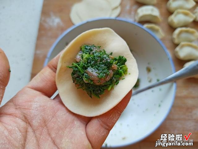 生长在麦地的野菜,做成饺子馅很香,鲜嫩多汁,错过这几天等明年