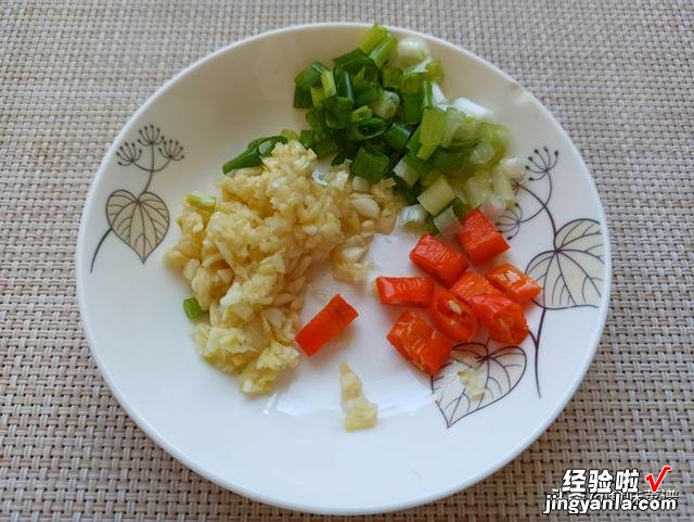 碰到这个野菜要趁早挖，鲜嫩营养，给红烧肉都不换，城里人没见过