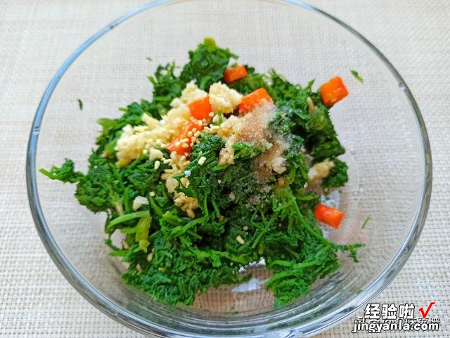 碰到这个野菜要趁早挖，鲜嫩营养，给红烧肉都不换，城里人没见过