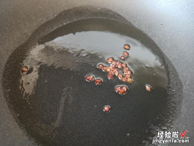 碰到这个野菜要趁早挖，鲜嫩营养，给红烧肉都不换，城里人没见过