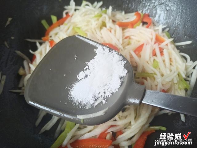 白萝卜最好吃的做法，不炖不打汤，简单营养又下饭，上桌瞬间扫光