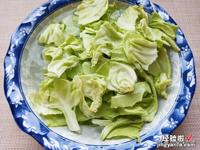 卷心菜是甘蓝吗？怎么炒才好吃呢？教你一个秘诀，酸甜美味超下饭