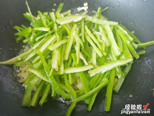 饭店的青椒炒鸡蛋好吃？原来这步做错了，教你一招，蛋质嫩椒美味