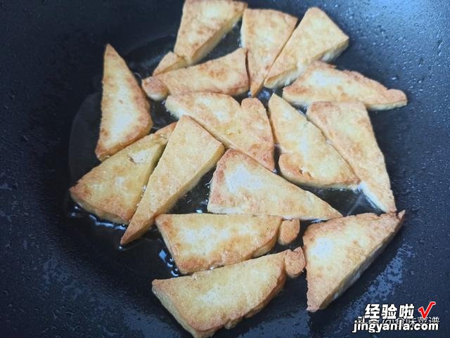 豆腐怎么炒才好吃?放这两料试一试,鲜香味浓不油腻,上桌抢着吃