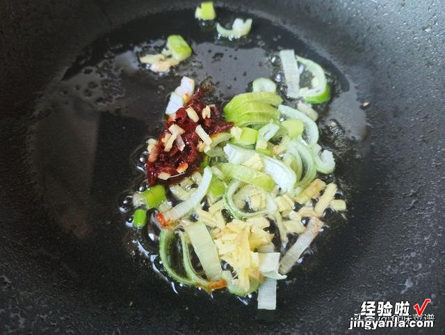 豆腐怎么炒才好吃?放这两料试一试,鲜香味浓不油腻,上桌抢着吃