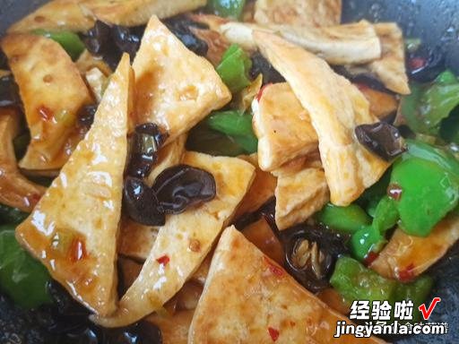 豆腐怎么炒才好吃?放这两料试一试,鲜香味浓不油腻,上桌抢着吃