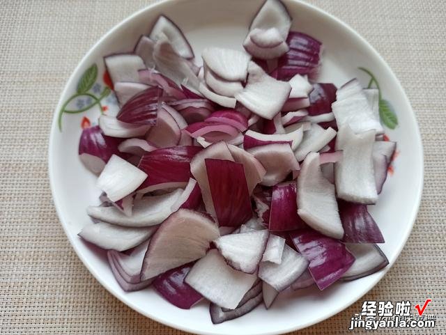 洋葱怎么炒才好吃？教你一个家常做法，色香味俱全，上桌瞬间扫光