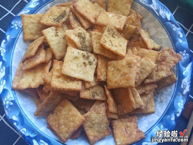 传统的锅巴小零食做法，酥脆可口，无需加一滴水，孩子越嚼越香