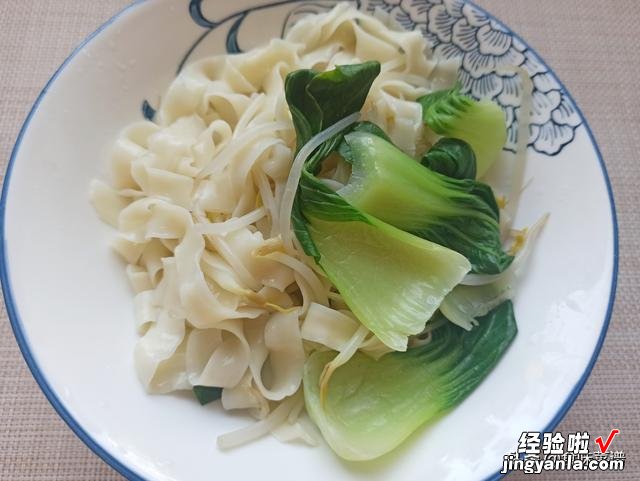 只要这碗面上桌,胃口马上就来,口感劲道爽滑,新手也能一次成功