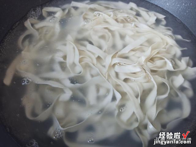 只要这碗面上桌,胃口马上就来,口感劲道爽滑,新手也能一次成功