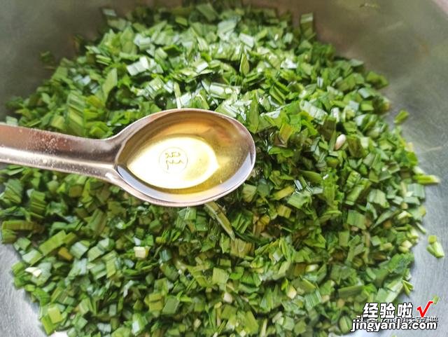 韭菜盒子想好吃？厨师长这样说，多加两样好东西，皮薄馅大不出汤