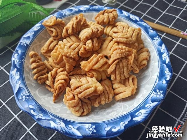 小麻花怎么做才好吃?教你和面小窍门,做对了酥甜美味,越嚼越香