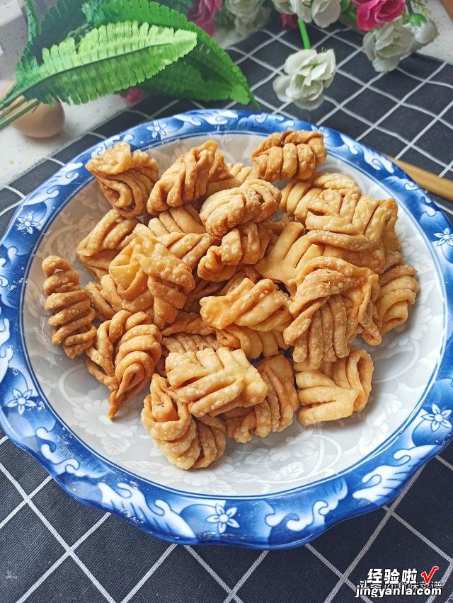 小麻花怎么做才好吃?教你和面小窍门,做对了酥甜美味,越嚼越香