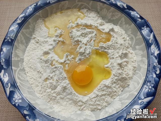 小麻花怎么做才好吃?教你和面小窍门,做对了酥甜美味,越嚼越香